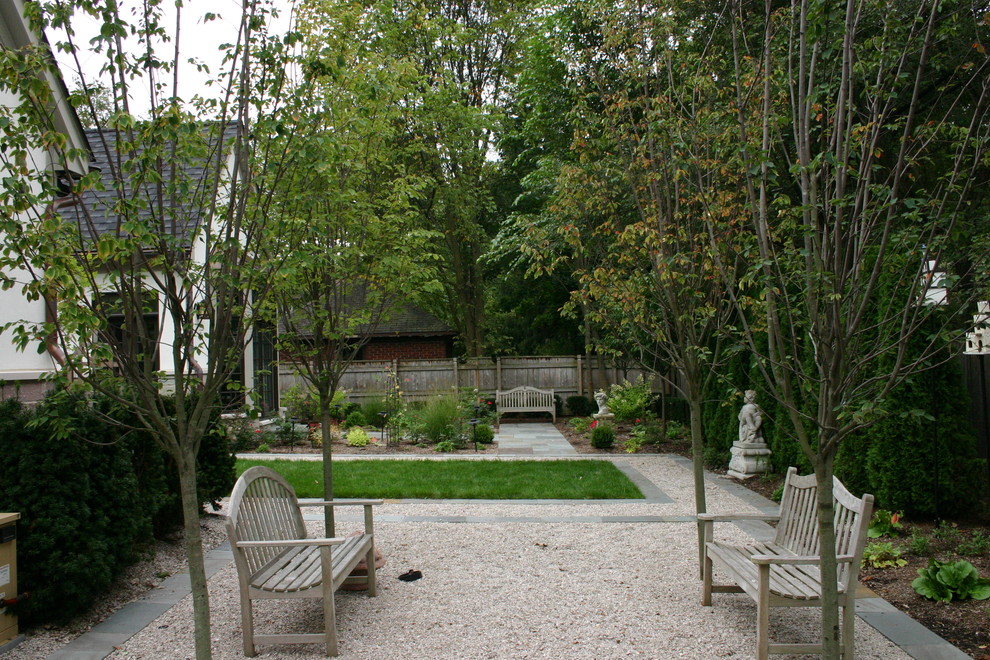 Стильный дизайн: участок и сад на заднем дворе в классическом стиле с покрытием из гравия и забором - последний тренд