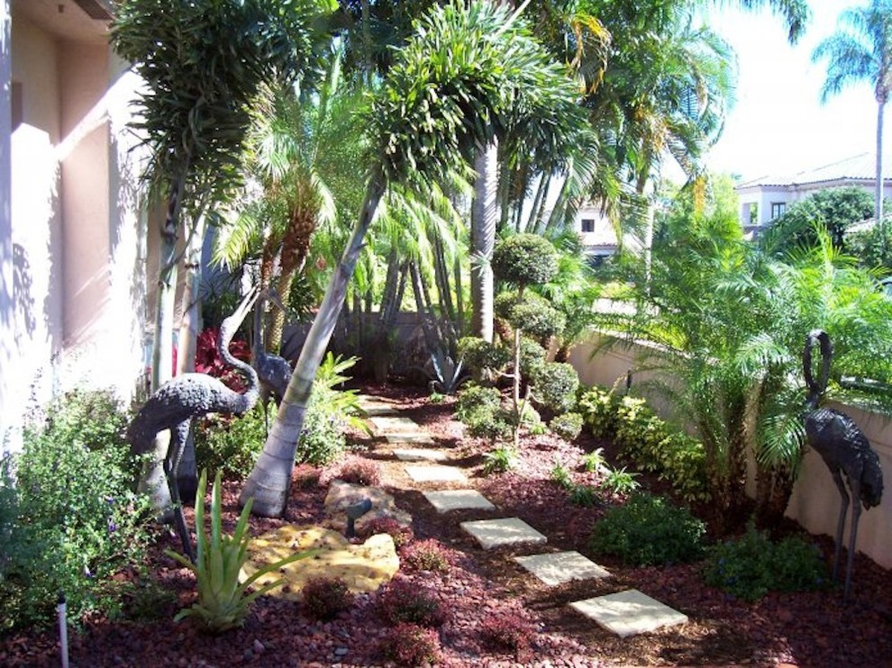 Пример оригинального дизайна: участок и сад среднего размера на внутреннем дворе в морском стиле с садовой дорожкой или калиткой, полуденной тенью и покрытием из гравия