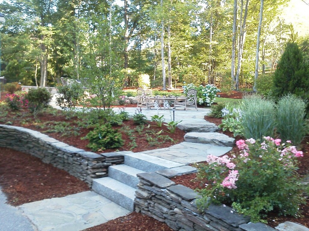 Источник вдохновения для домашнего уюта: большой регулярный сад на заднем дворе в классическом стиле с мощением тротуарной плиткой