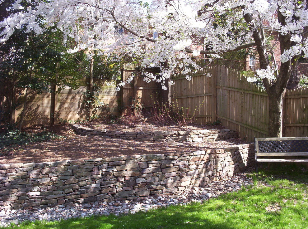 Ejemplo de jardín de estilo zen de tamaño medio en patio trasero con muro de contención, exposición parcial al sol y adoquines de piedra natural