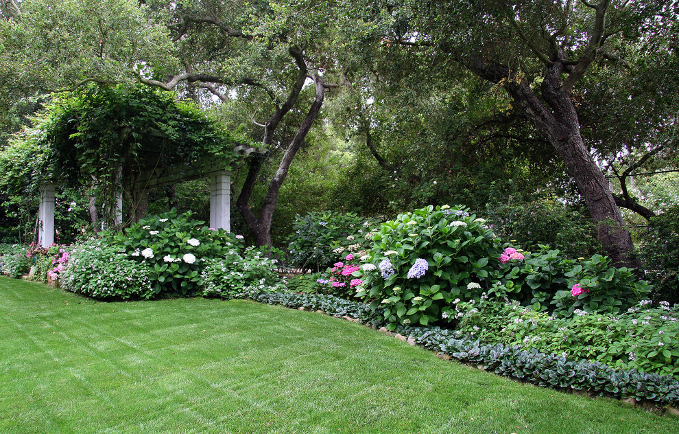 Стильный дизайн: тенистый участок и сад на заднем дворе в классическом стиле - последний тренд