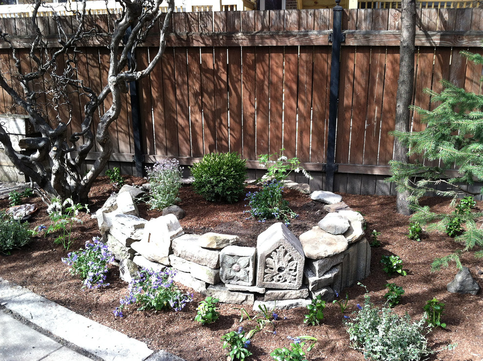 На фото: тенистый, весенний регулярный сад среднего размера на заднем дворе в стиле шебби-шик с растениями в контейнерах и мульчированием