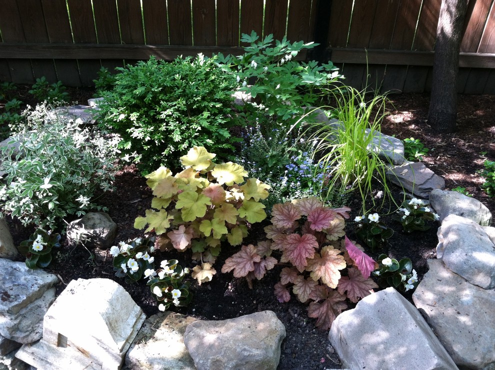 Geometrischer, Mittelgroßer, Schattiger Shabby-Look Garten im Frühling, hinter dem Haus mit Kübelpflanzen und Mulch in Chicago