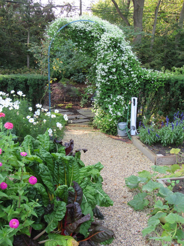 Idéer för att renovera en vintage formell trädgård, med en köksträdgård och grus