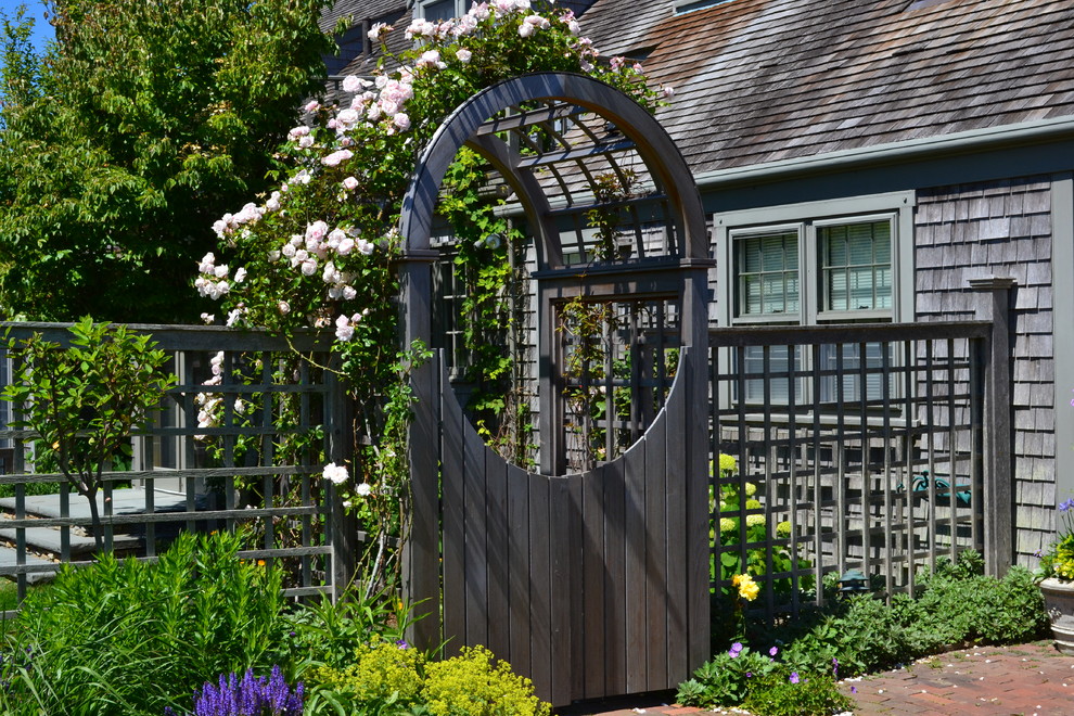 Стильный дизайн: весенний регулярный сад среднего размера на заднем дворе в стиле кантри с садовой дорожкой или калиткой, полуденной тенью и настилом - последний тренд