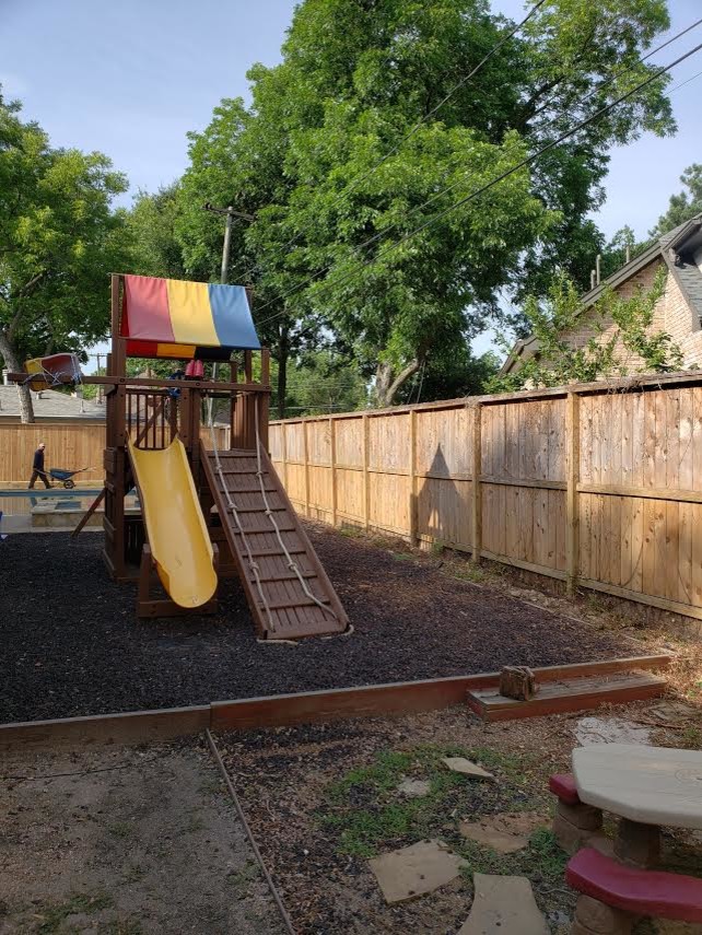 Ejemplo de pista deportiva descubierta actual grande en patio trasero con parque infantil, exposición parcial al sol y adoquines de hormigón
