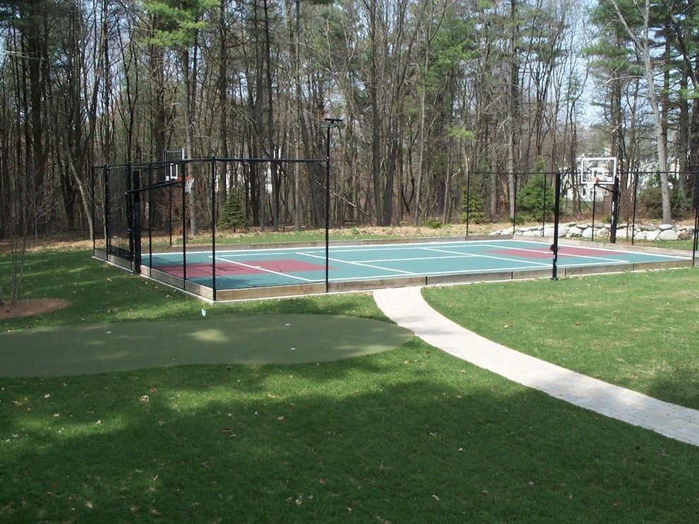 Diseño de pista deportiva descubierta clásica de tamaño medio en patio trasero con exposición parcial al sol y adoquines de piedra natural