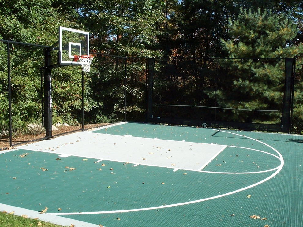 Idee per un piccolo campo sportivo esterno tradizionale esposto a mezz'ombra dietro casa con uno spazio giochi e pavimentazioni in pietra naturale
