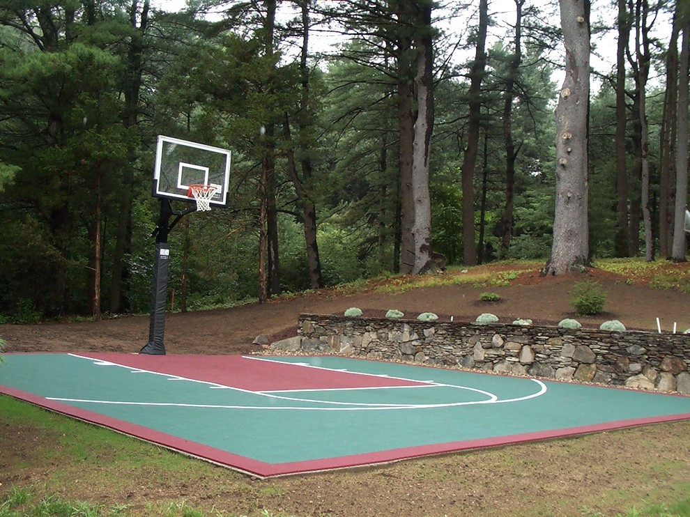 Immagine di un piccolo campo sportivo esterno classico esposto a mezz'ombra dietro casa con uno spazio giochi e pavimentazioni in pietra naturale