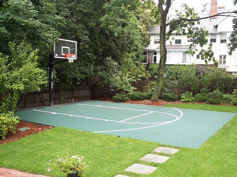 Идея дизайна: маленькая спортивная площадка на заднем дворе в классическом стиле с полуденной тенью и мощением тротуарной плиткой для на участке и в саду