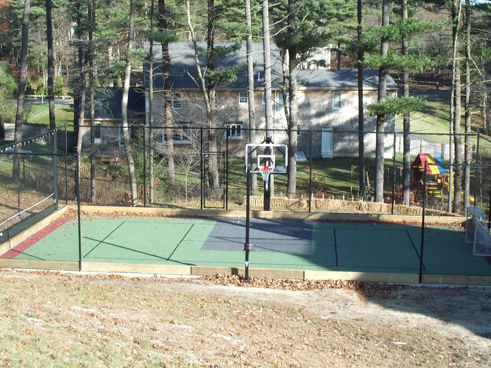 Modelo de pista deportiva descubierta tradicional de tamaño medio en patio trasero con parque infantil, exposición parcial al sol y adoquines de piedra natural