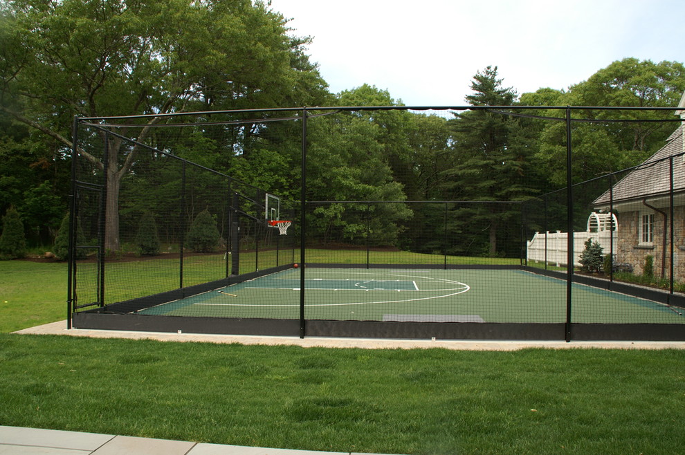 Idee per un campo sportivo esterno tradizionale esposto a mezz'ombra dietro casa e di medie dimensioni con uno spazio giochi e pavimentazioni in cemento