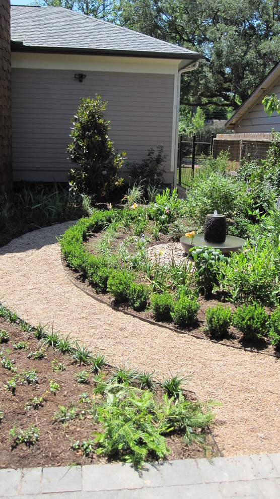 Design ideas for a traditional landscaping in Houston.