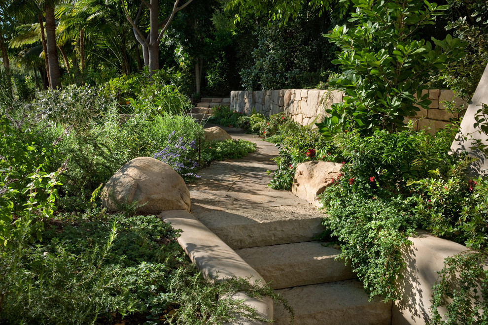 Пример оригинального дизайна: участок и сад в средиземноморском стиле с садовой дорожкой или калиткой, полуденной тенью и покрытием из каменной брусчатки