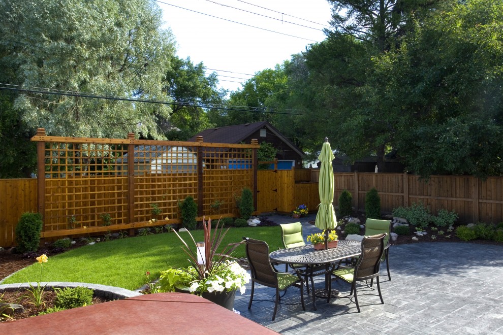 Diseño de jardín contemporáneo grande en patio trasero con exposición parcial al sol y adoquines de hormigón