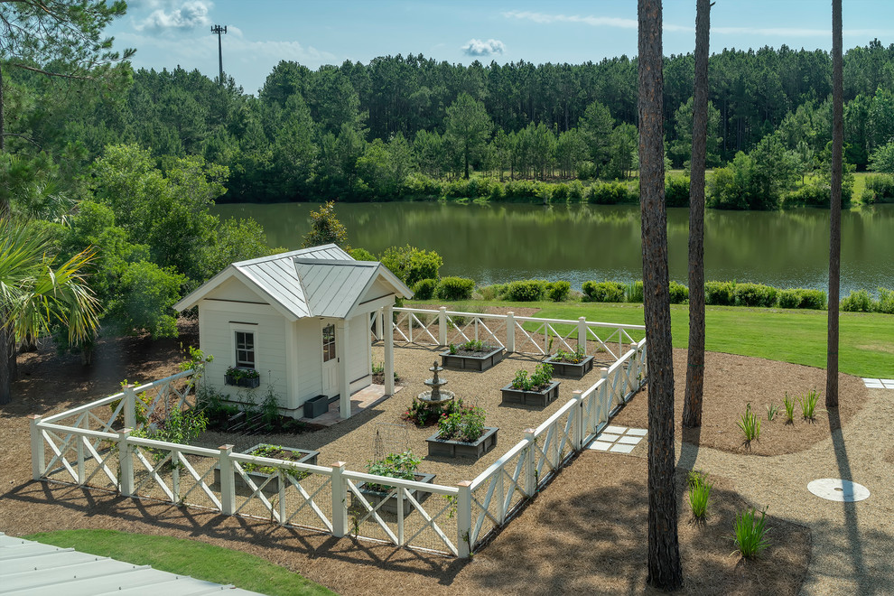 Modelo de jardín clásico renovado grande en patio lateral con huerto, exposición total al sol y gravilla