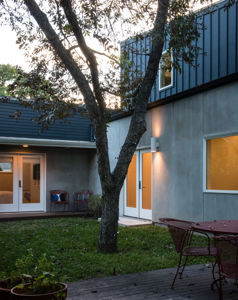 Immagine di un giardino minimalista esposto a mezz'ombra di medie dimensioni e dietro casa in estate con pedane