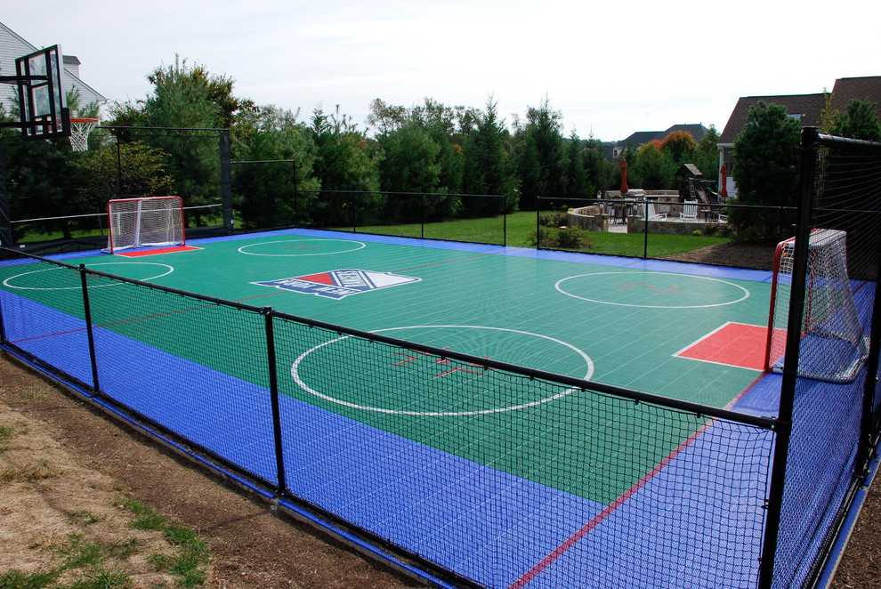 Idee per un campo sportivo esterno moderno esposto a mezz'ombra di medie dimensioni e dietro casa con uno spazio giochi