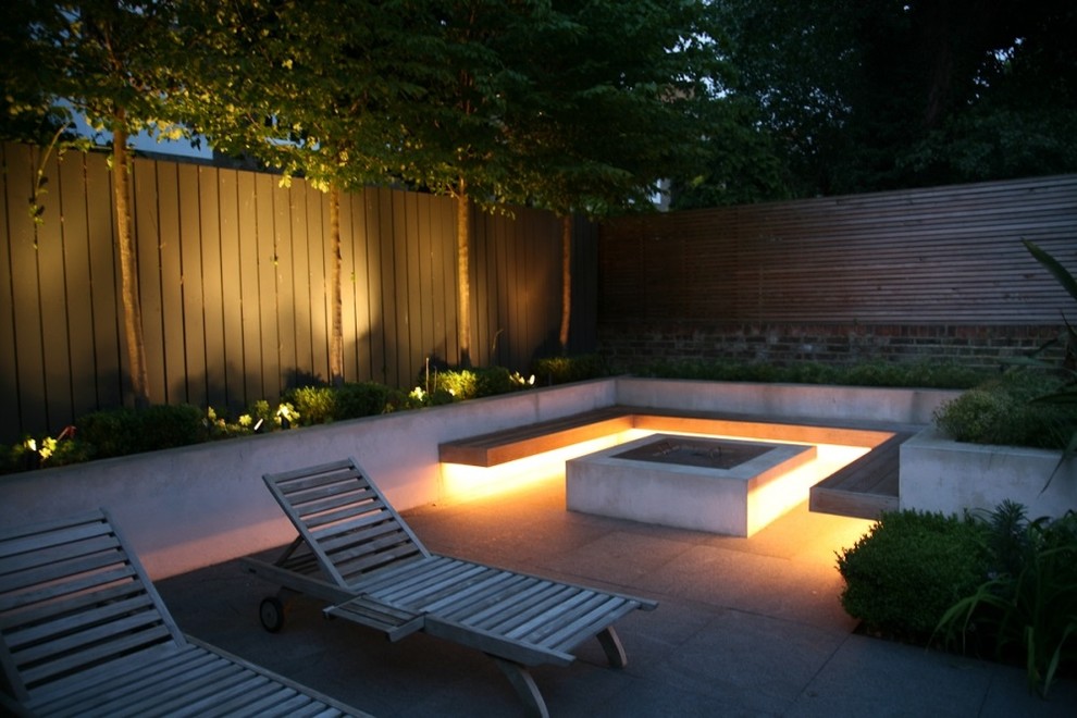 Ispirazione per un giardino formale design esposto in pieno sole di medie dimensioni e dietro casa con un ingresso o sentiero e pavimentazioni in cemento