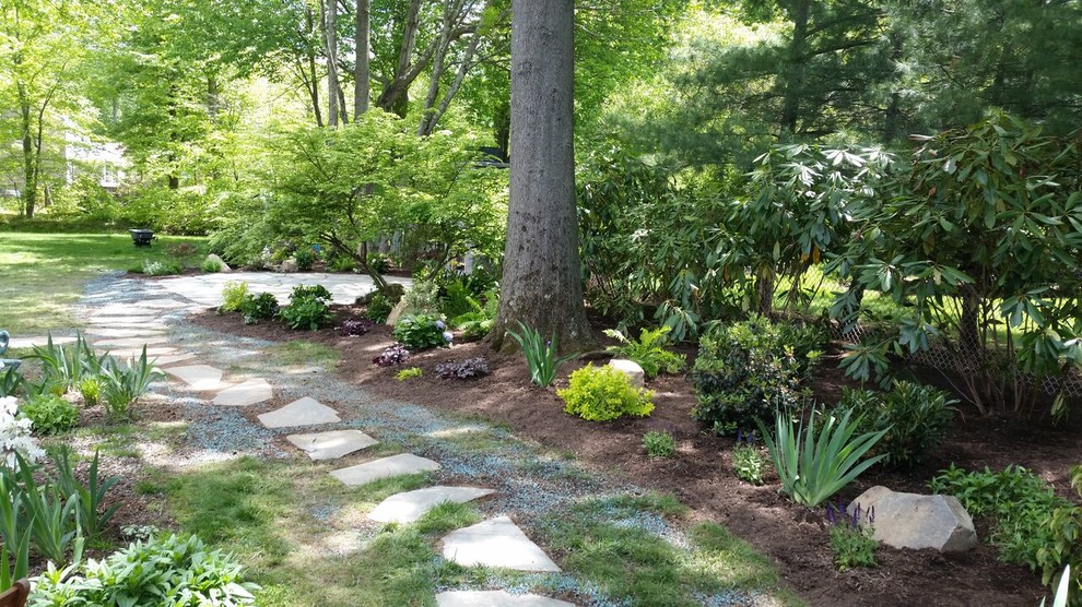 На фото: маленький тенистый, летний регулярный сад на заднем дворе в стиле рустика с покрытием из каменной брусчатки для на участке и в саду