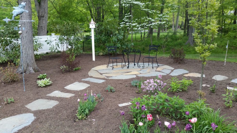 На фото: маленький солнечный, летний регулярный сад на заднем дворе в стиле рустика с хорошей освещенностью и покрытием из каменной брусчатки для на участке и в саду
