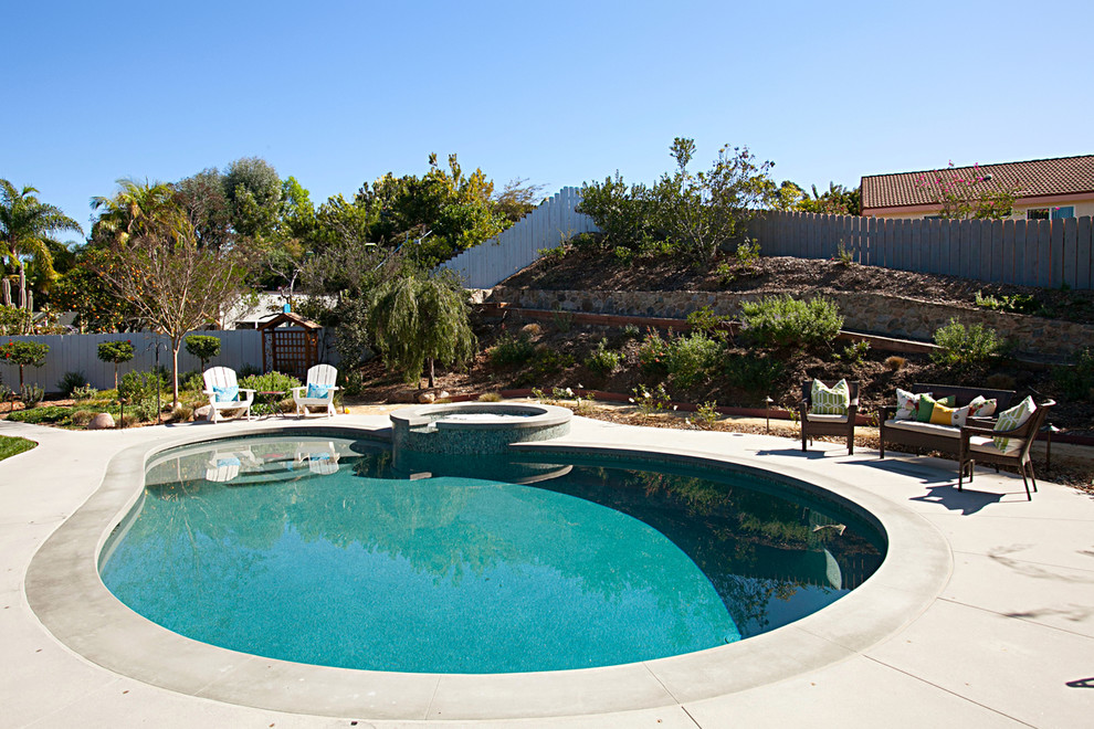 Exemple d'une très grande piscine arrière montagne avec une terrasse en bois.