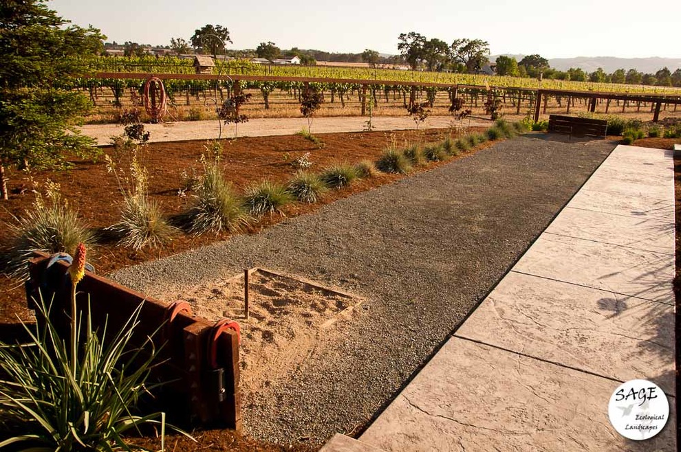 Idéer för en stor medelhavsstil trädgård i full sol, med marksten i betong