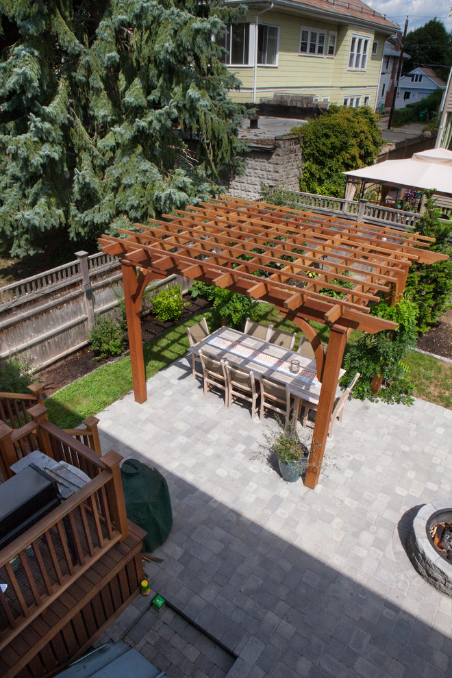 Свежая идея для дизайна: маленький солнечный регулярный сад на заднем дворе в классическом стиле с местом для костра, хорошей освещенностью и мощением тротуарной плиткой для на участке и в саду - отличное фото интерьера
