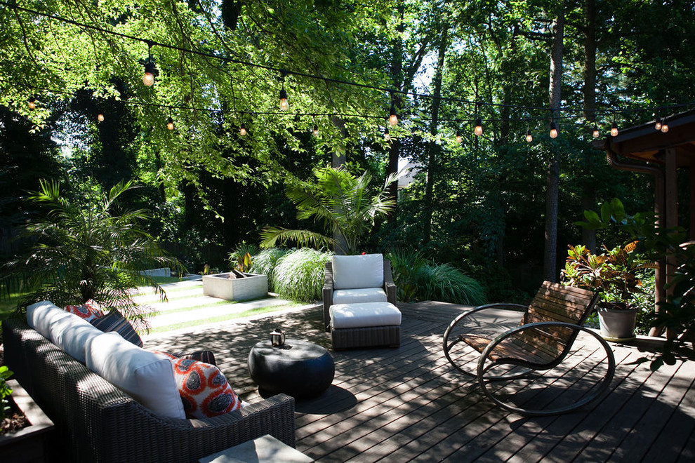 Foto di un giardino xeriscape minimal esposto a mezz'ombra di medie dimensioni e dietro casa in estate con un muro di contenimento e pedane