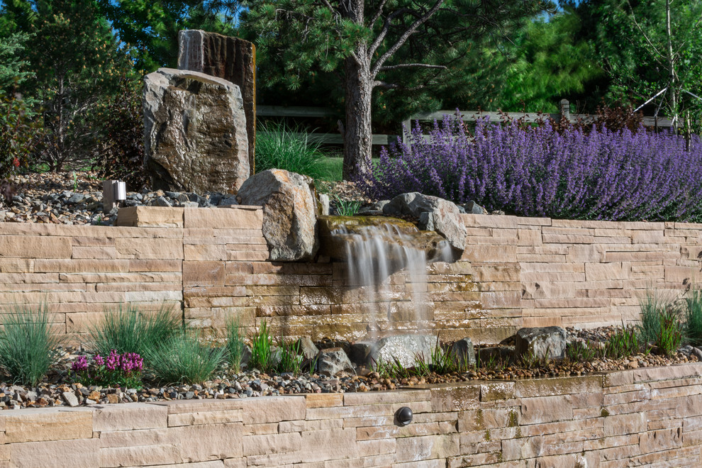 На фото: большой солнечный, летний садовый фонтан на заднем дворе в стиле фьюжн с хорошей освещенностью и мощением клинкерной брусчаткой с