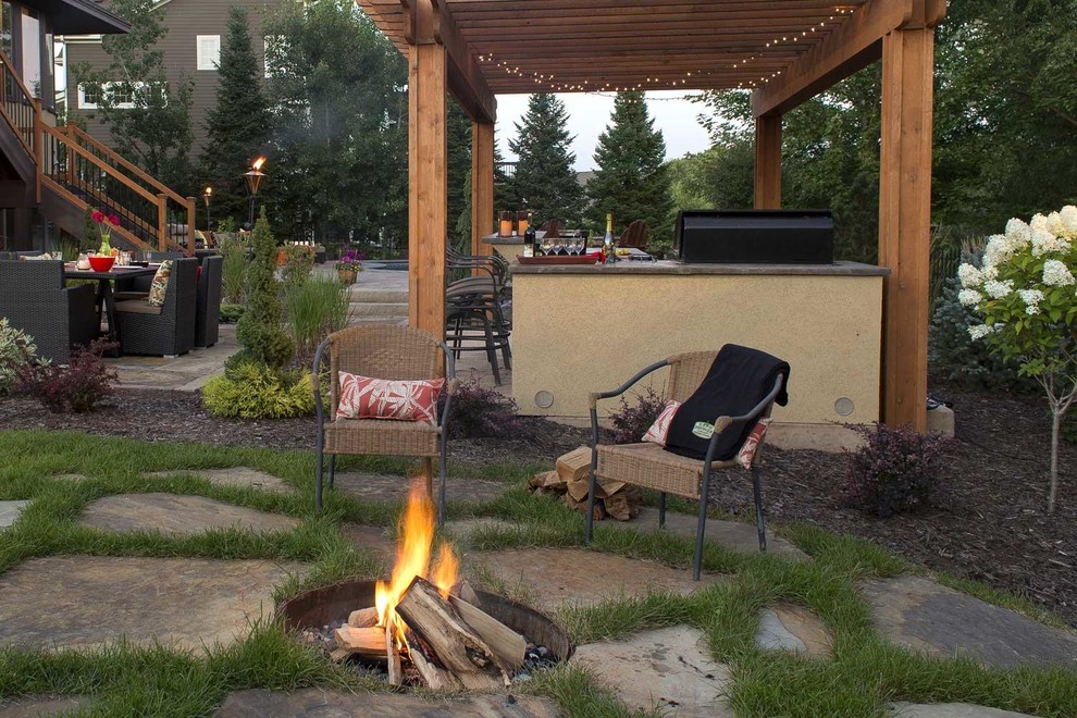 Mittelgroßer, Halbschattiger Gartenkamin im Sommer, hinter dem Haus mit Natursteinplatten in Minneapolis