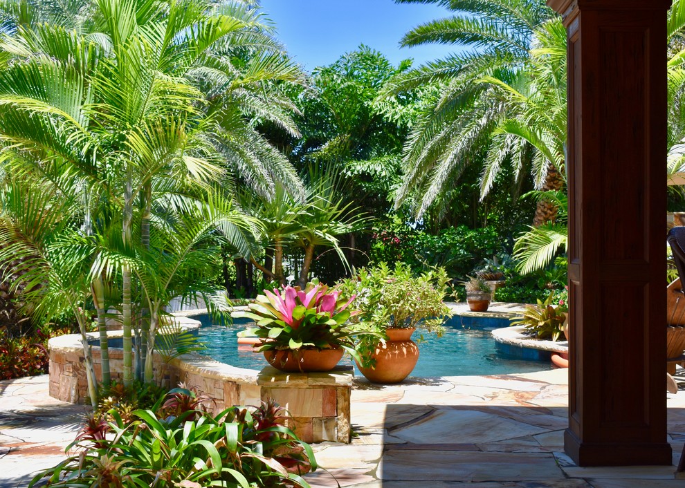 This is an example of a world-inspired back garden in Miami.