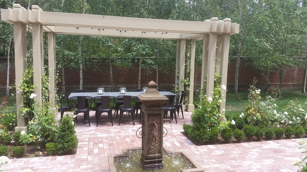 Источник вдохновения для домашнего уюта: регулярный сад среднего размера в классическом стиле с мощением клинкерной брусчаткой