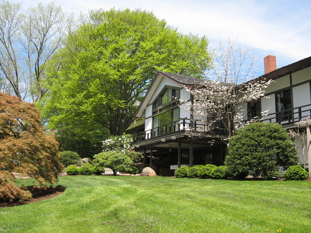 Cette photo montre un grand jardin arrière chic au printemps avec une exposition ensoleillée et une terrasse en bois.