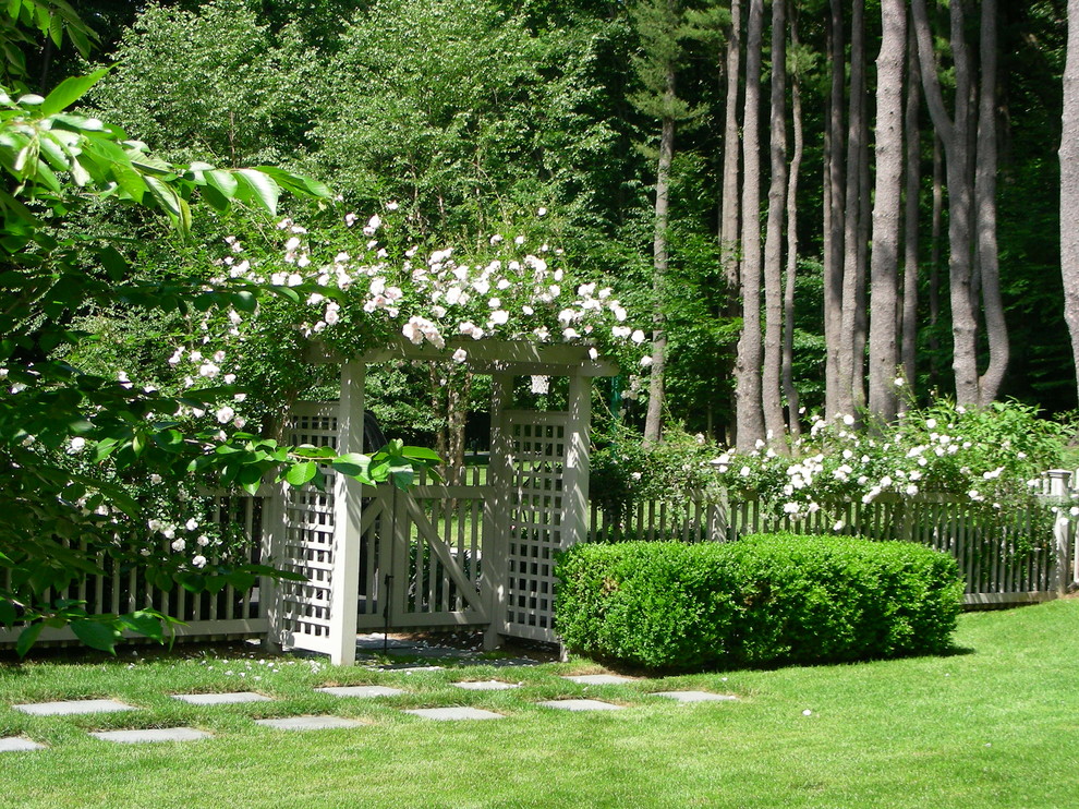 Exemple d'un grand jardin potager arrière chic avec une exposition ombragée et des pavés en pierre naturelle.