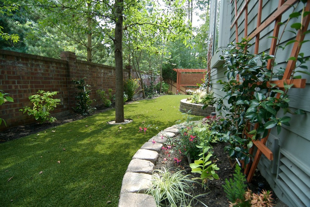Imagen de jardín en patio trasero con jardín vertical y mantillo