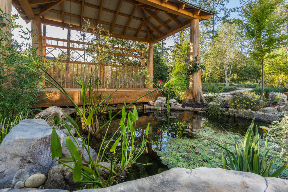 Idee per un laghetto da giardino etnico esposto in pieno sole di medie dimensioni e dietro casa con pavimentazioni in pietra naturale