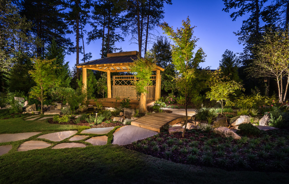 На фото: регулярный сад среднего размера на заднем дворе в восточном стиле с покрытием из каменной брусчатки и садовой дорожкой или калиткой с