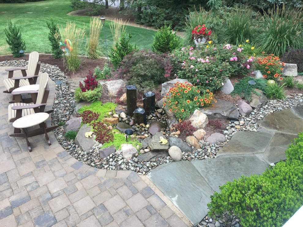 Пример оригинального дизайна: летний участок и сад среднего размера на заднем дворе в стиле рустика с садовой дорожкой или калиткой, полуденной тенью и мощением тротуарной плиткой