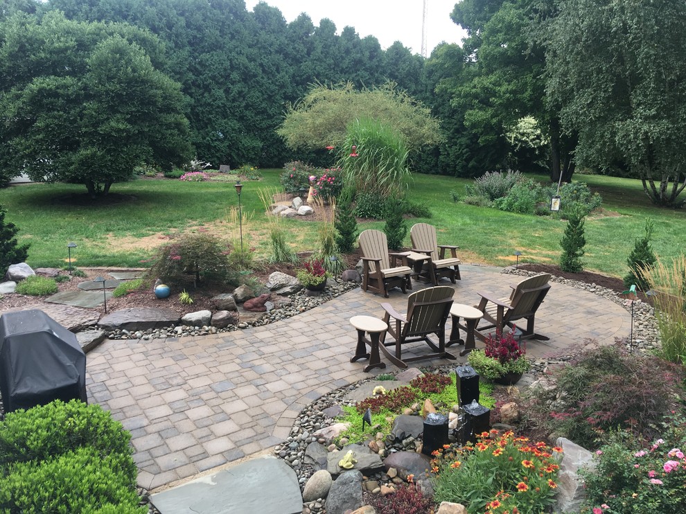 На фото: летний участок и сад среднего размера на заднем дворе в стиле рустика с садовой дорожкой или калиткой, полуденной тенью и мощением тротуарной плиткой