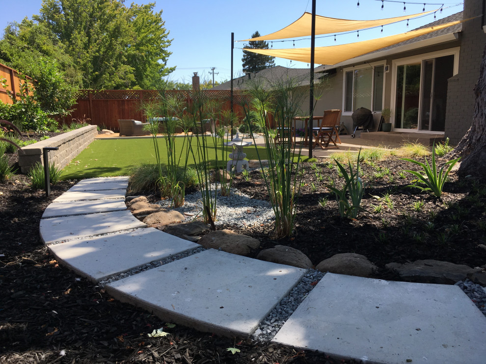 Пример оригинального дизайна: участок и сад среднего размера на заднем дворе в восточном стиле с дорожками, полуденной тенью и мощением тротуарной плиткой