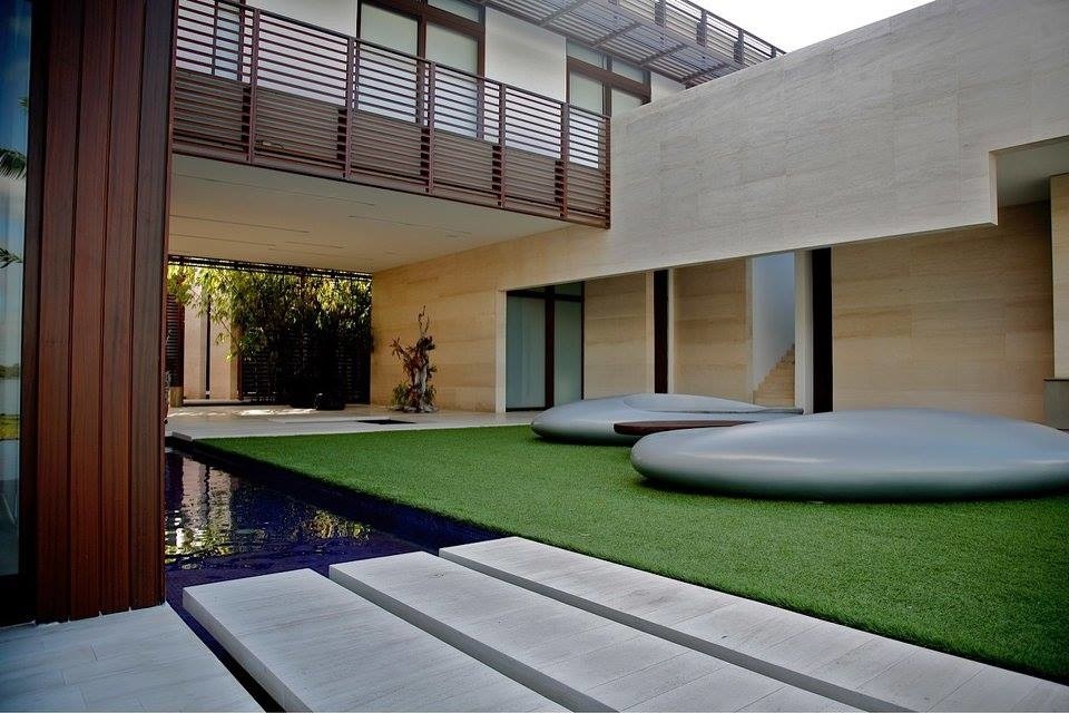 Idee per un giardino minimalista di medie dimensioni e dietro casa con fontane e pavimentazioni in pietra naturale