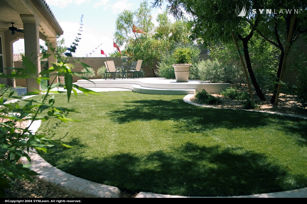 Свежая идея для дизайна: участок и сад среднего размера на заднем дворе в стиле фьюжн с полуденной тенью - отличное фото интерьера