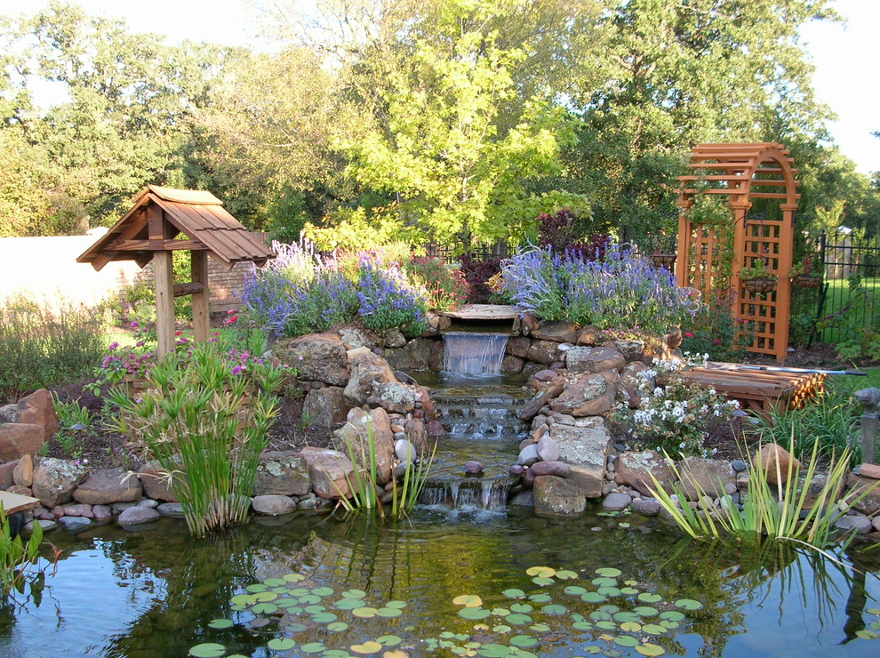 Inspiration för en vintage trädgård, med en fontän