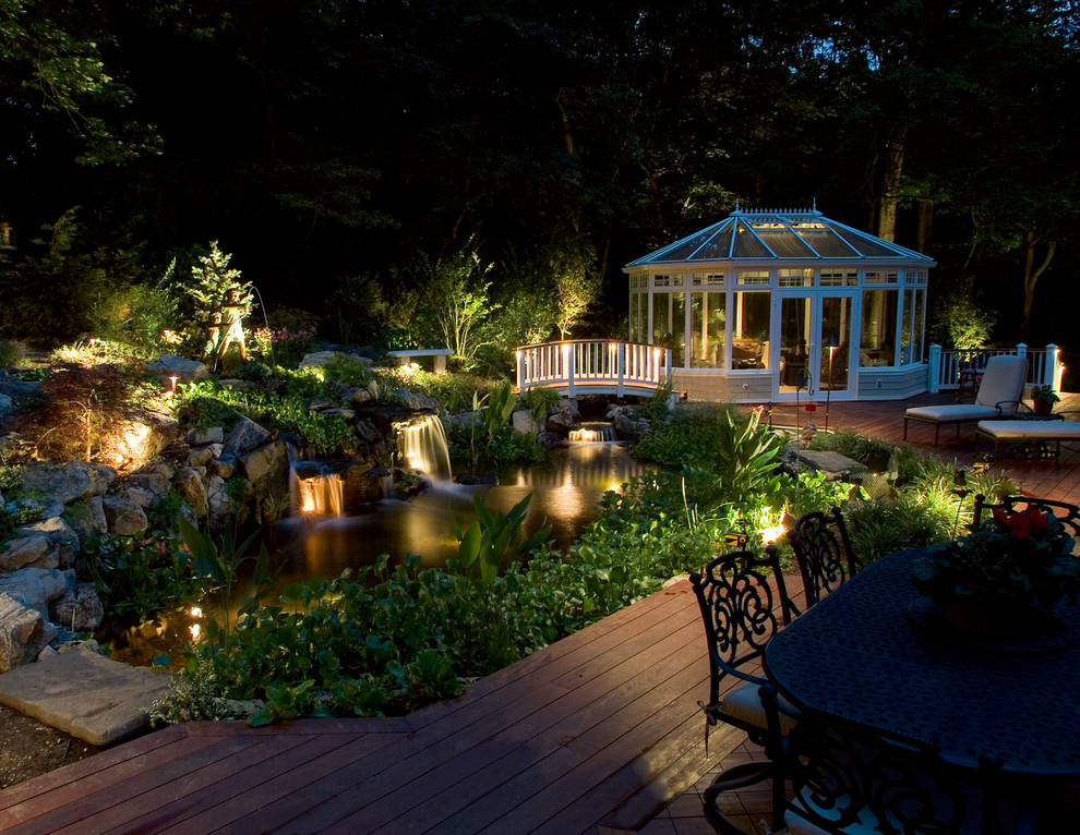 Foto di un giardino formale tradizionale dietro casa con fontane e pedane