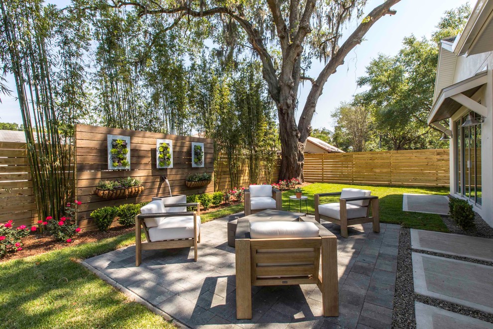 Geometrische, Mittelgroße, Halbschattige Landhaus Pflanzenwand hinter dem Haus mit Betonboden in Orlando