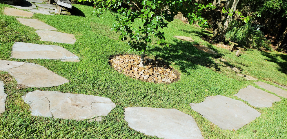 Imagen de jardín exótico de tamaño medio en patio trasero con camino de entrada, exposición total al sol y adoquines de piedra natural