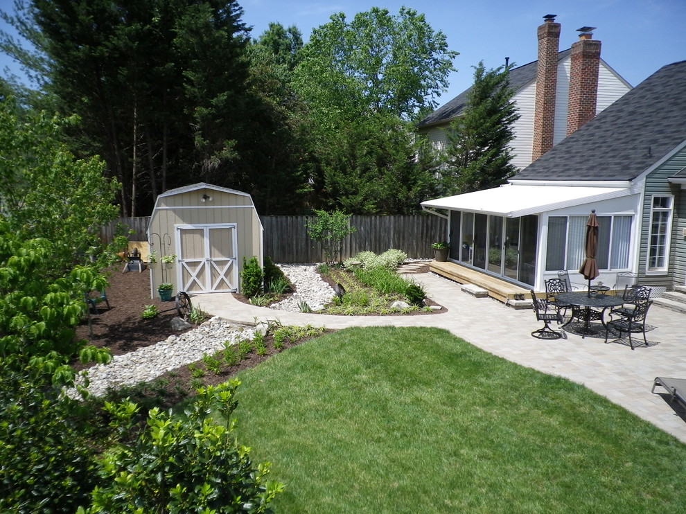 Ispirazione per un grande giardino formale chic esposto in pieno sole dietro casa in primavera con pavimentazioni in pietra naturale