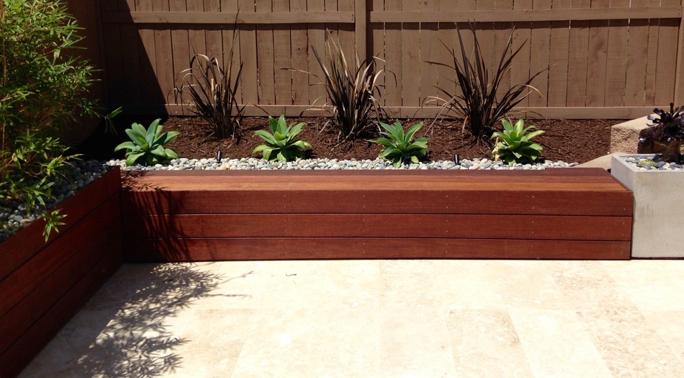Ejemplo de jardín de secano minimalista de tamaño medio en patio trasero con jardín de macetas, exposición total al sol y entablado