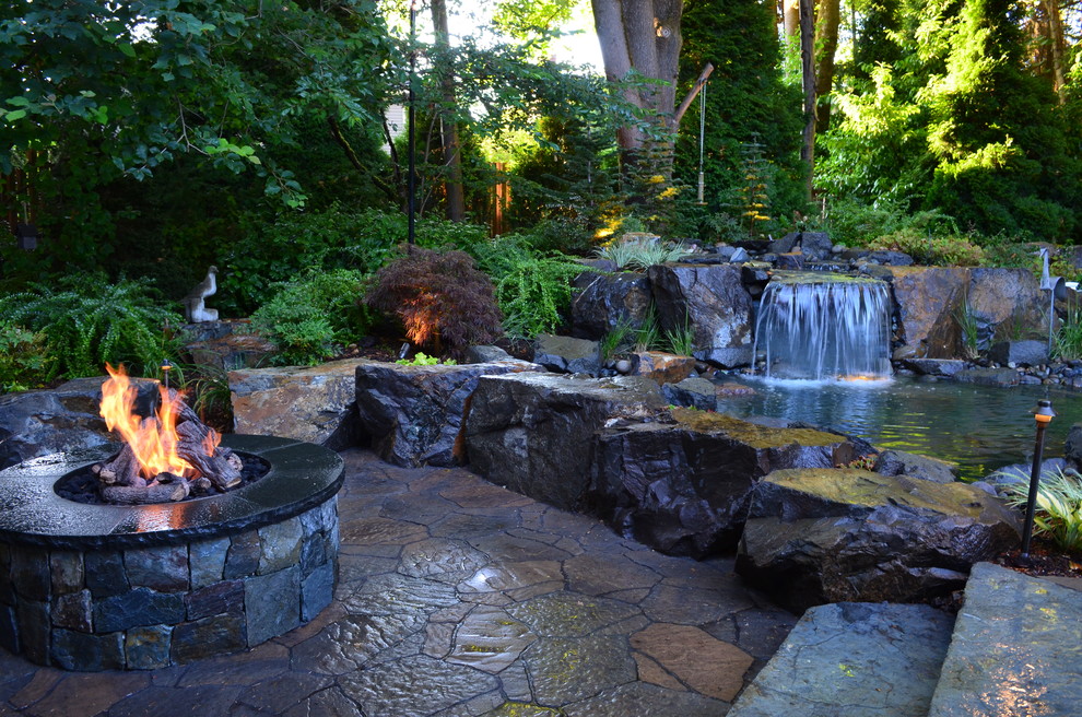 Идея дизайна: участок и сад на заднем дворе в стиле кантри с водопадом и покрытием из каменной брусчатки